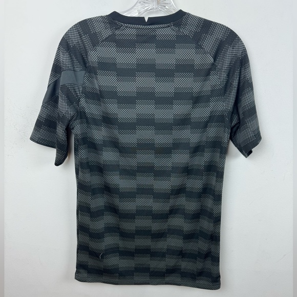 Nike Shirt - Picture 2 of 4